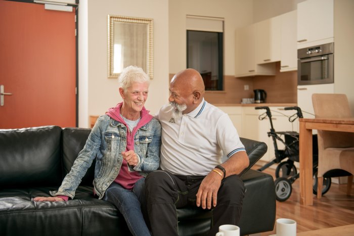 Twee mensen zitten op een bank