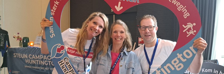 drie mensen van Campagneteam Huntington houden een hart omhoog